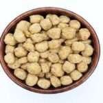 कटोरी में रखे सोया चंक्स, प्रोटीन से भरपूर शाकाहारी फूड