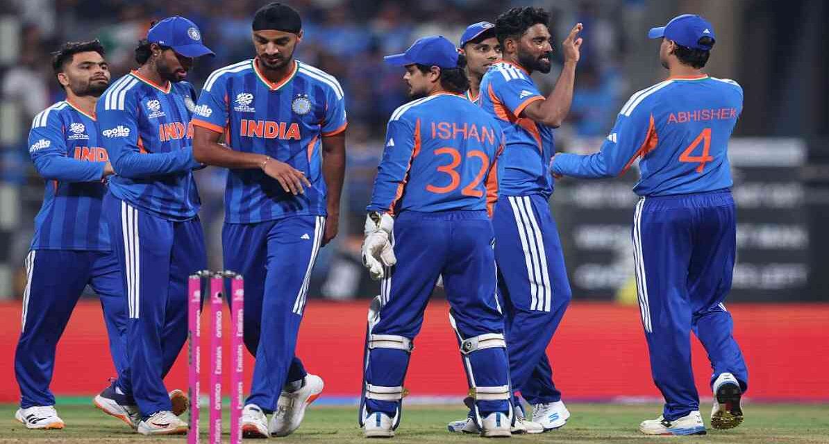 यह तस्वीर टी-20 वर्ल्ड कप के सुपर-8 चरण के एक मैच की है, जिसमें भारतीय क्रिकेट टीम मैदान पर एकजुट होकर चर्चा करती नजर आ रही है। सेमीफाइनल की रेस में बने रहने के लिए भारत को बड़े अंतर से जीत दर्ज कर नेट रन रेट सुधारना जरूरी है।