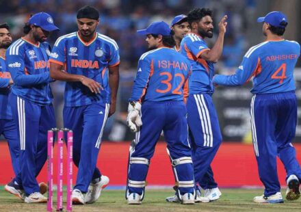 यह तस्वीर टी-20 वर्ल्ड कप के सुपर-8 चरण के एक मैच की है, जिसमें भारतीय क्रिकेट टीम मैदान पर एकजुट होकर चर्चा करती नजर आ रही है। सेमीफाइनल की रेस में बने रहने के लिए भारत को बड़े अंतर से जीत दर्ज कर नेट रन रेट सुधारना जरूरी है।