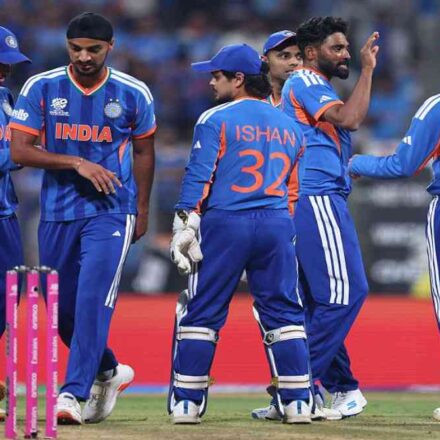 यह तस्वीर टी-20 वर्ल्ड कप के सुपर-8 चरण के एक मैच की है, जिसमें भारतीय क्रिकेट टीम मैदान पर एकजुट होकर चर्चा करती नजर आ रही है। सेमीफाइनल की रेस में बने रहने के लिए भारत को बड़े अंतर से जीत दर्ज कर नेट रन रेट सुधारना जरूरी है।