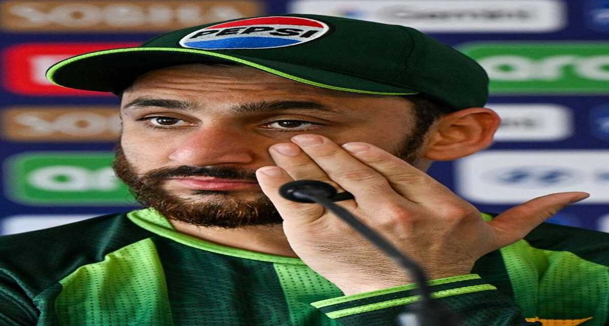 नामीबिया मैच के बाद मीडिया से बातचीत करते पाकिस्तान के ऑलराउंडर शादाब खान। Alt Text: शादाब खान प्रेस कॉन्फ्रेंस में बयान देते हुए