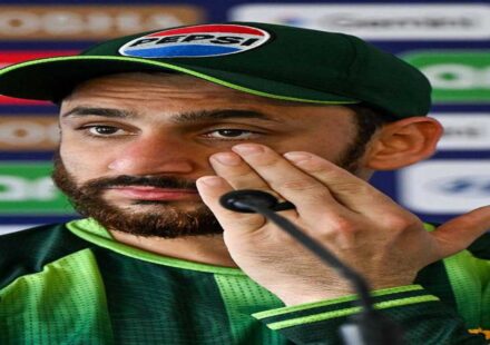 नामीबिया मैच के बाद मीडिया से बातचीत करते पाकिस्तान के ऑलराउंडर शादाब खान। Alt Text: शादाब खान प्रेस कॉन्फ्रेंस में बयान देते हुए