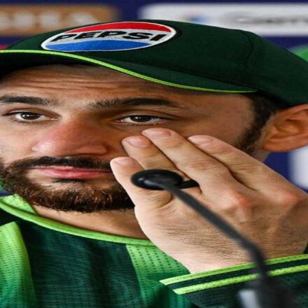 नामीबिया मैच के बाद मीडिया से बातचीत करते पाकिस्तान के ऑलराउंडर शादाब खान। Alt Text: शादाब खान प्रेस कॉन्फ्रेंस में बयान देते हुए