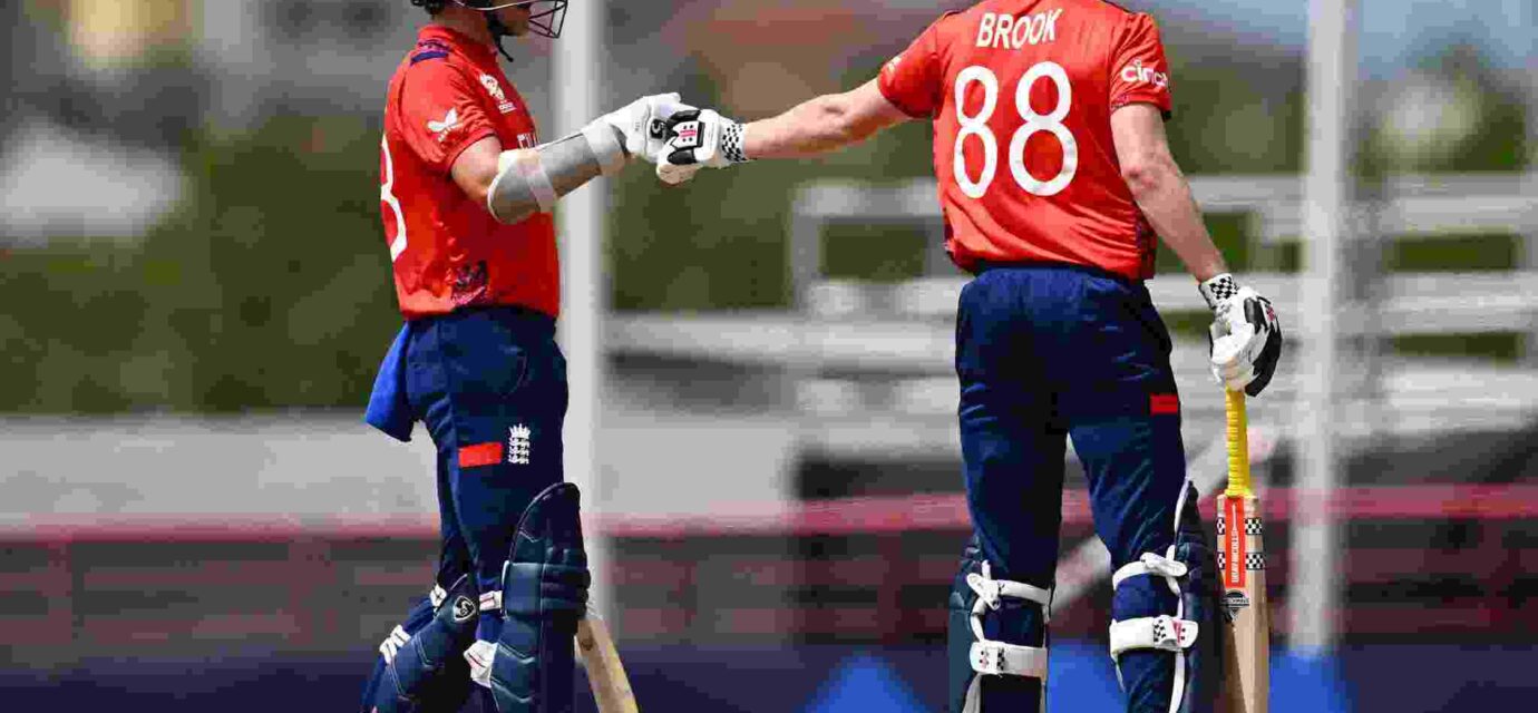 टी-20 वर्ल्ड कप रिकॉर्ड्स | ब्रूक शतक, ENG सेमीफाइनल टी-20 वर्ल्ड कप मुकाबले में हैरी ब्रूक शतक पूरा करने के बाद जश्न मनाते हुए, पृष्ठभूमि में इंग्लैंड टीम के खिलाड़ी।