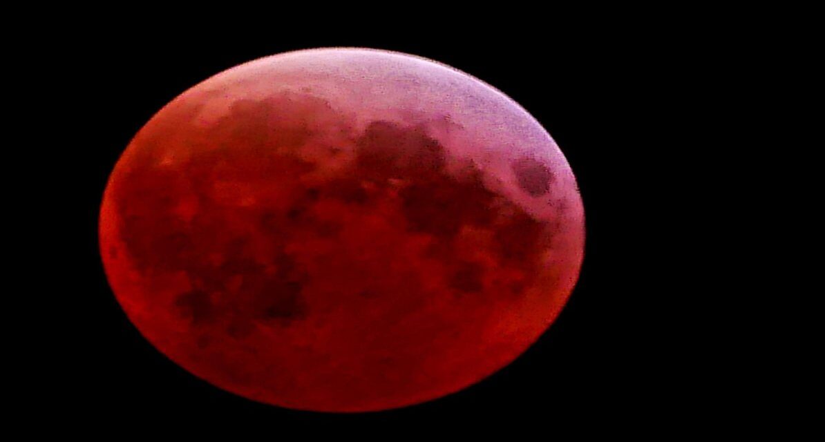 कन्या राशि में लगने वाले 3 मार्च फुल ब्लड मून 2026 के समय पृथ्वी की छाया में लाल रंग का चंद्रमा।