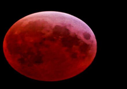 कन्या राशि में लगने वाले 3 मार्च फुल ब्लड मून 2026 के समय पृथ्वी की छाया में लाल रंग का चंद्रमा।