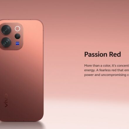 Vivo V70 Elite स्मार्टफोन Passion Red वेरिएंट में, जिसमें 50MP 3X टेलीफोटो कैमरा और स्लिम बेज़ल AMOLED डिस्प्ले दिखाई दे रहा है।