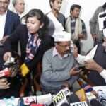 राउज एवेन्यू कोर्ट परिसर, फैसले के बाद मीडिया से बातचीत करते अरविंद केजरीवाल और मनीष सिसोदिया।