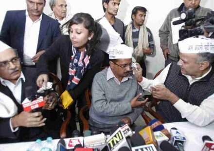 राउज एवेन्यू कोर्ट परिसर, फैसले के बाद मीडिया से बातचीत करते अरविंद केजरीवाल और मनीष सिसोदिया।