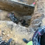 दिल्ली के जनकपुरी इलाके में निर्माण स्थल का दृश्य, जहां गड्ढे में गिरने से युवक की मौत हुई।