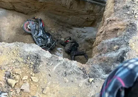 दिल्ली के जनकपुरी इलाके में निर्माण स्थल का दृश्य, जहां गड्ढे में गिरने से युवक की मौत हुई।