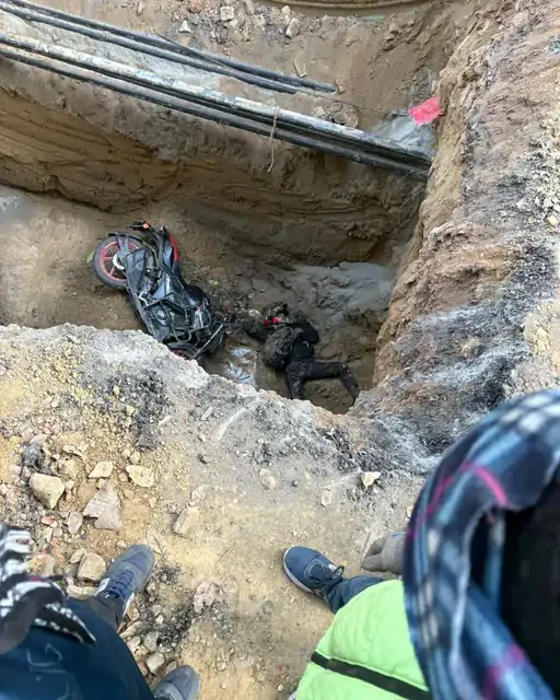 दिल्ली बाइकर डेथ केस | कोर्ट का सख्त रुख, जमानत से इनकार दिल्ली के जनकपुरी इलाके में निर्माण स्थल का दृश्य, जहां गड्ढे में गिरने से युवक की मौत हुई।