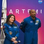 लॉन्च पैड पर खड़ा Space Launch System रॉकेट और Orion कैप्सूल, जो Artemis II Lunar Mission में उपयोग होगा।