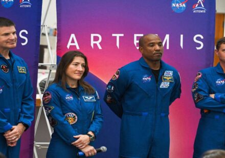 लॉन्च पैड पर खड़ा Space Launch System रॉकेट और Orion कैप्सूल, जो Artemis II Lunar Mission में उपयोग होगा।