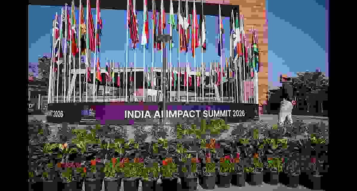 नई दिल्ली के भारत मंडपम में आयोजित AI समिट विवाद के दौरान शशि थरूर और राहुल गांधी की प्रतिक्रिया का दृश्य