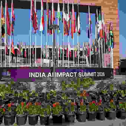 नई दिल्ली के भारत मंडपम में आयोजित AI समिट विवाद के दौरान शशि थरूर और राहुल गांधी की प्रतिक्रिया का दृश्य