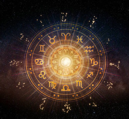 यह चित्र 24 फरवरी 2026 राशिफल को दर्शाता है, जिसमें मेष से मीन तक सभी 12 राशियों के दैनिक ज्योतिषीय संकेत, करियर, प्रेम, स्वास्थ्य और आर्थिक भविष्य से जुड़ी जानकारी को प्रतीकात्मक रूप में दिखाया गया है।