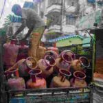 चित्र में एक भारतीय परिवार को एलपीजी सिलेंडर के साथ दिखाया गया है, जो दिल्ली मुफ्त LPG योजना के लाभार्थी का प्रतीक है।