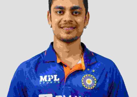 भारतीय क्रिकेटर Ishan Kishan की प्रोफेशनल और ऑफ-फील्ड तस्वीरें, जिनके बीच शादी को लेकर चर्चा तेज है।