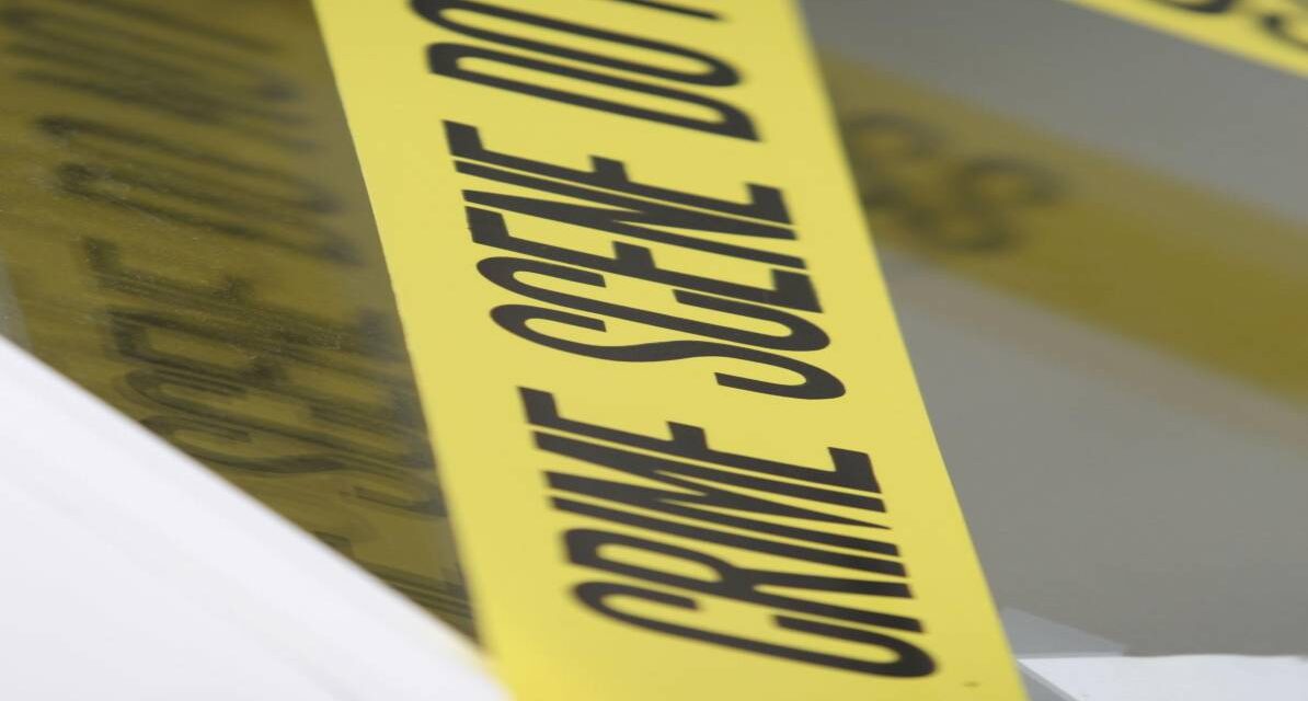 क्राइम सीन टेप के साथ प्रतीकात्मक तस्वीर, जो दिल्ली इंस्टाग्राम कमेंट हत्या मामले को दर्शाती है।