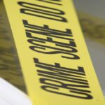 क्राइम सीन टेप के साथ प्रतीकात्मक तस्वीर, जो दिल्ली इंस्टाग्राम कमेंट हत्या मामले को दर्शाती है।