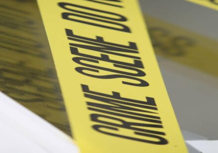 क्राइम सीन टेप के साथ प्रतीकात्मक तस्वीर, जो दिल्ली इंस्टाग्राम कमेंट हत्या मामले को दर्शाती है।