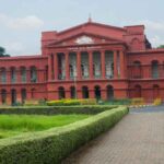 केरल हाईकोर्ट भवन की तस्वीर और फिल्म पोस्टर, जिसमें द केरल स्टोरी 2 रिलीज रोक विवाद को दर्शाया गया है।