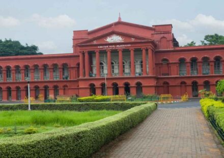 केरल हाईकोर्ट भवन की तस्वीर और फिल्म पोस्टर, जिसमें द केरल स्टोरी 2 रिलीज रोक विवाद को दर्शाया गया है।