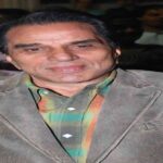 अंतरराष्ट्रीय BAFTA अवॉर्ड मंच पर भारतीय अभिनेता धर्मेंद्र को श्रद्धांजलि देते हुए दृश्य।