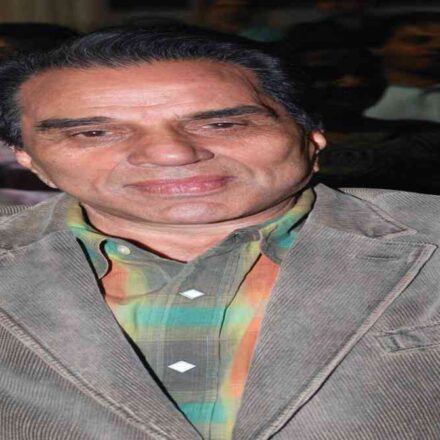 अंतरराष्ट्रीय BAFTA अवॉर्ड मंच पर भारतीय अभिनेता धर्मेंद्र को श्रद्धांजलि देते हुए दृश्य।