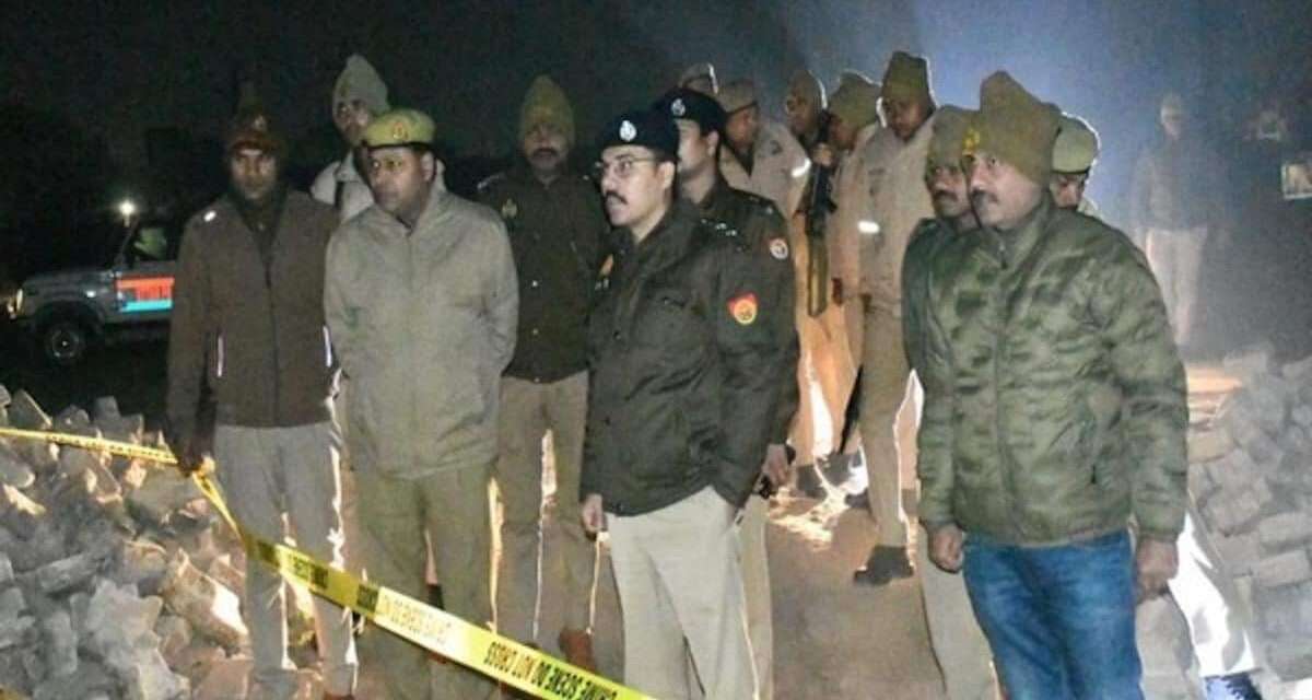 मेरठ गोलीकांड | बीच सड़क फायरिंग से दहशत, वीडियो वायरल मेरठ शहर की सड़क पर फायरिंग के बाद पुलिस टीम जांच करती हुई और आसपास मौजूद लोग।