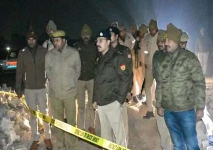 मेरठ शहर की सड़क पर फायरिंग के बाद पुलिस टीम जांच करती हुई और आसपास मौजूद लोग।