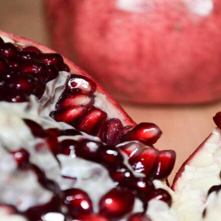 एंटीऑक्सिडेंट फूड के फायदे दिखाते रंगीन फल और सब्जियां