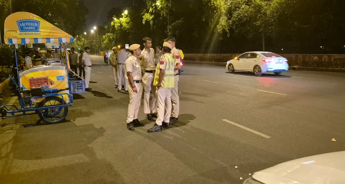 दिल्ली सड़क हादसा में क्षतिग्रस्त ई-रिक्शा और मौके पर मौजूद पुलिस अधिकारी।