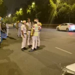 दिल्ली सड़क हादसा में क्षतिग्रस्त ई-रिक्शा और मौके पर मौजूद पुलिस अधिकारी।