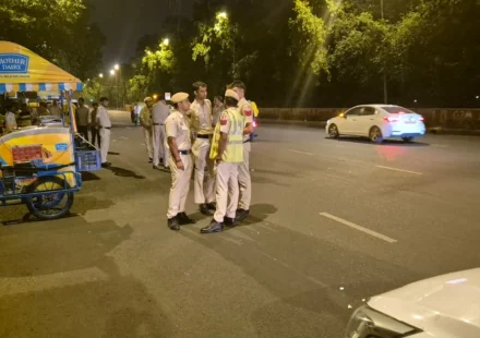 दिल्ली सड़क हादसा में क्षतिग्रस्त ई-रिक्शा और मौके पर मौजूद पुलिस अधिकारी।