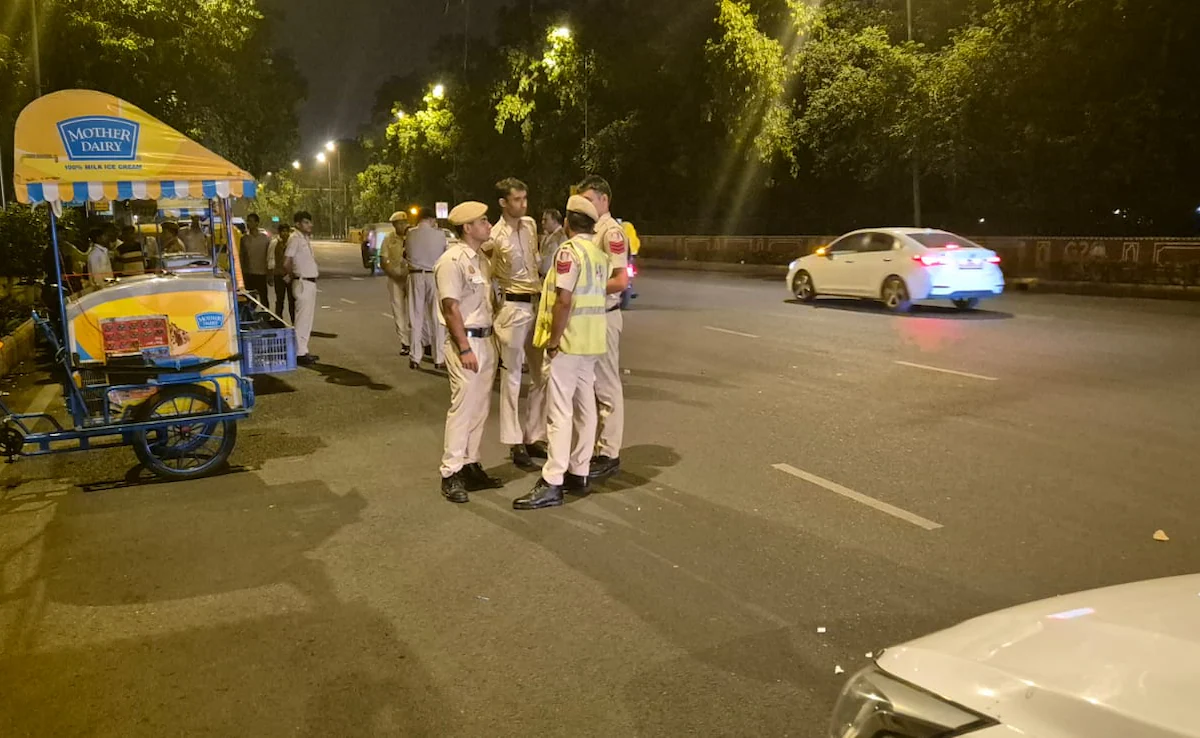 दिल्ली सड़क हादसा | जनकपुरी में बच्ची की मौत, तेज रफ्तार कार से दर्दनाक टक्कर