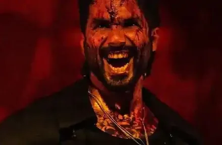 1995 के मुंबई की पृष्ठभूमि में आधारित ओ रोमियो फिल्म का एक रोमांटिक-एक्शन दृश्य।