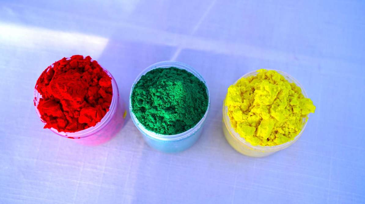 घर पर ऑर्गेनिक रंग-गुलाल | सुरक्षित और नेचुरल होली का आसान तरीका