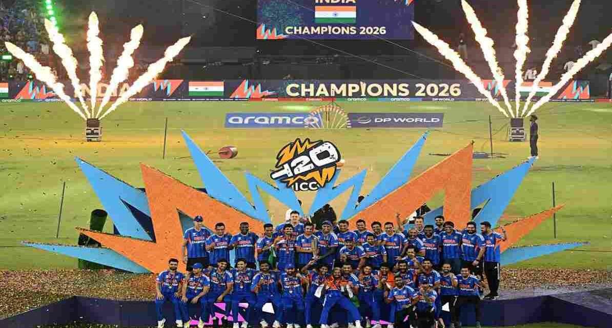 अहमदाबाद के नरेंद्र मोदी स्टेडियम में टी-20 वर्ल्ड कप 2026 जीतने के बाद भारतीय क्रिकेट टीम ट्रॉफी के साथ जश्न मनाते हुए।