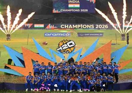 अहमदाबाद के नरेंद्र मोदी स्टेडियम में टी-20 वर्ल्ड कप 2026 जीतने के बाद भारतीय क्रिकेट टीम ट्रॉफी के साथ जश्न मनाते हुए।