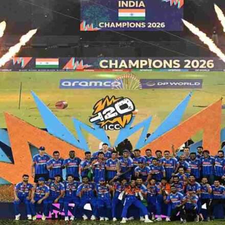अहमदाबाद के नरेंद्र मोदी स्टेडियम में टी-20 वर्ल्ड कप 2026 जीतने के बाद भारतीय क्रिकेट टीम ट्रॉफी के साथ जश्न मनाते हुए।