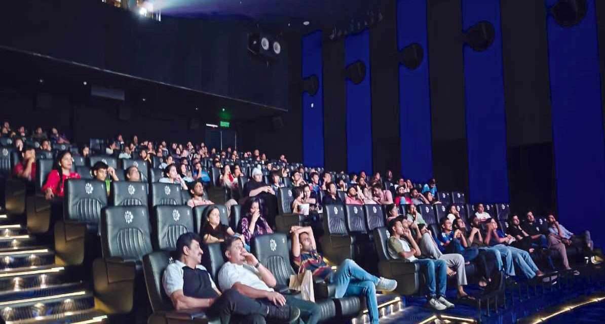 सिनेमा हॉल में चलती फिल्म के साथ स्क्रीन पर दिखाई देते सबटाइटल, दर्शकों के लिए नई सुविधा