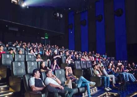 सिनेमा हॉल में चलती फिल्म के साथ स्क्रीन पर दिखाई देते सबटाइटल, दर्शकों के लिए नई सुविधा