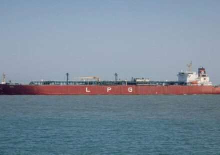 ईरान जंग असर के कारण होर्मुज स्ट्रेट में जहाजों की आवाजाही प्रभावित, जिससे तेल और गैस सप्लाई पर दबाव बढ़ा