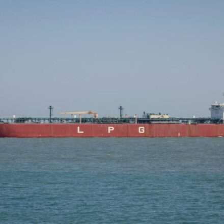 ईरान जंग असर के कारण होर्मुज स्ट्रेट में जहाजों की आवाजाही प्रभावित, जिससे तेल और गैस सप्लाई पर दबाव बढ़ा