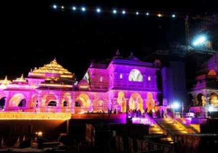 तिमारपुर मंदिर में राम नवमी उत्सव 2026 के दौरान श्रद्धालु भजन-कीर्तन, हवन और लंगर सेवा में भाग लेते हुए