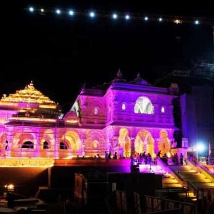 तिमारपुर मंदिर में राम नवमी उत्सव 2026 के दौरान श्रद्धालु भजन-कीर्तन, हवन और लंगर सेवा में भाग लेते हुए