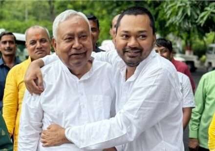 पटना की सड़कों और जेडीयू कार्यालय के बाहर लगे पोस्टरों में निशांत कुमार और नीतीश कुमार की तस्वीरें, जो उनकी संभावित राजनीतिक एंट्री को दर्शाती हैं।