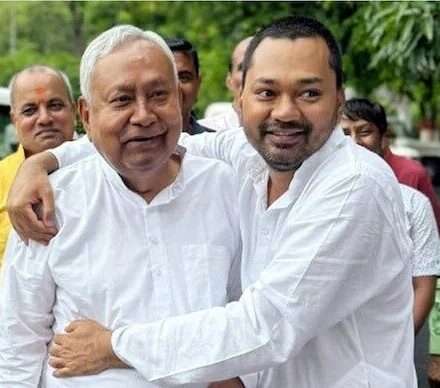 पटना की सड़कों और जेडीयू कार्यालय के बाहर लगे पोस्टरों में निशांत कुमार और नीतीश कुमार की तस्वीरें, जो उनकी संभावित राजनीतिक एंट्री को दर्शाती हैं।